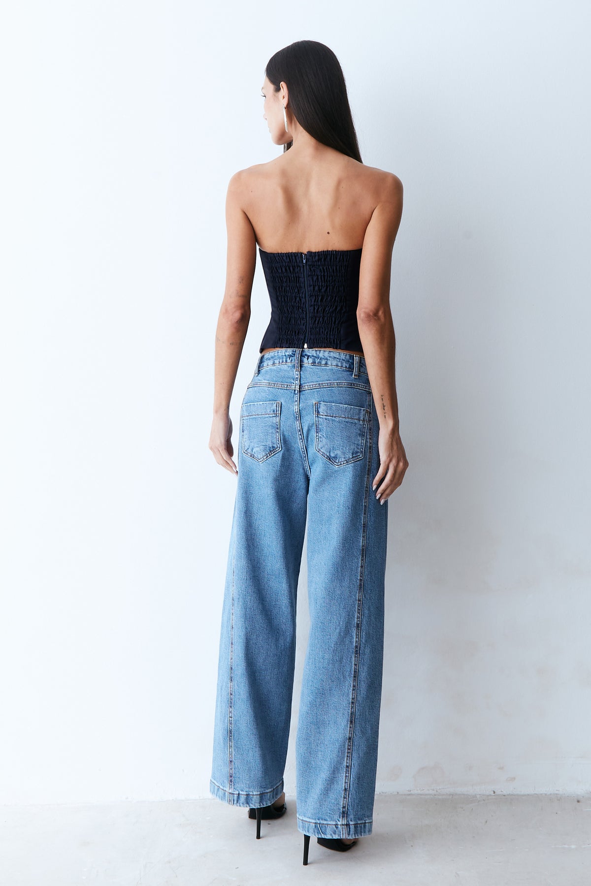 CALCA BAGGY COM RECORTE FRENTE E COSTAS AZUL JEANS MEDIO