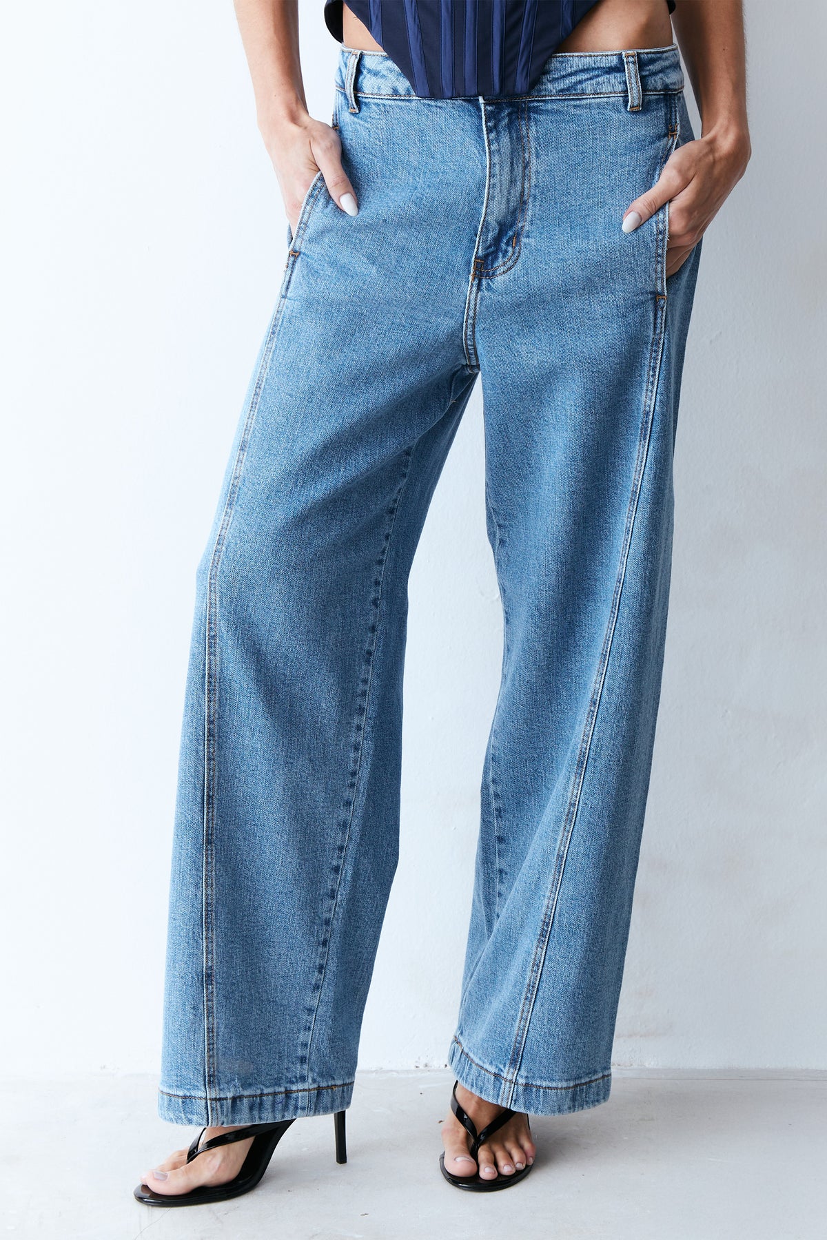 CALCA BAGGY COM RECORTE FRENTE E COSTAS AZUL JEANS MEDIO