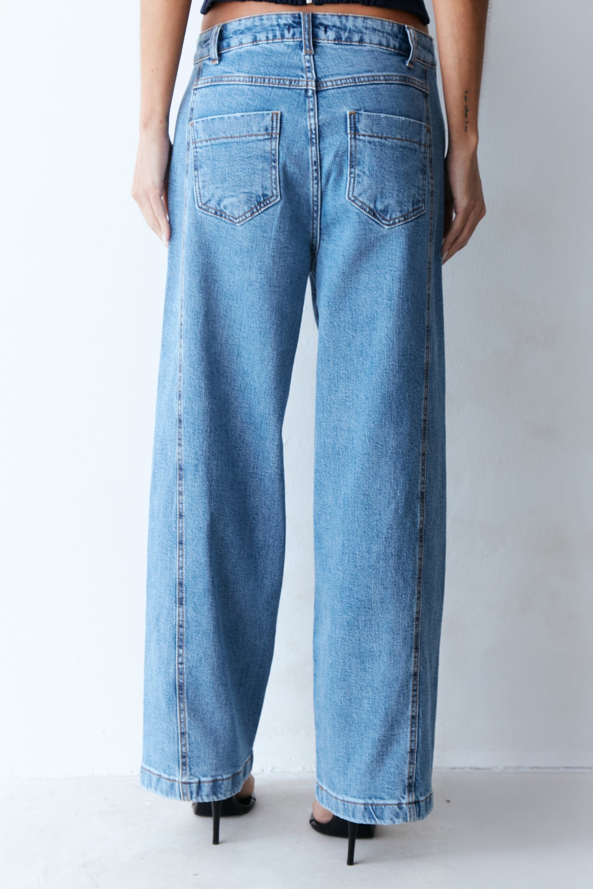 CALCA BAGGY COM RECORTE FRENTE E COSTAS AZUL JEANS MEDIO