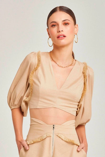 CROPPED MANGA LONGA BUFANTE COM FRANJAS AREIA