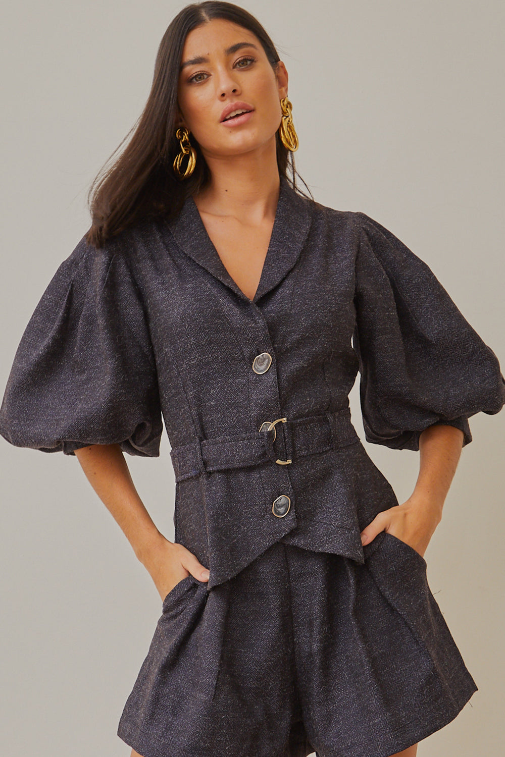 BLAZER LONGO COM MANGA BUFANTE, CINTO E FIVELA PRETO