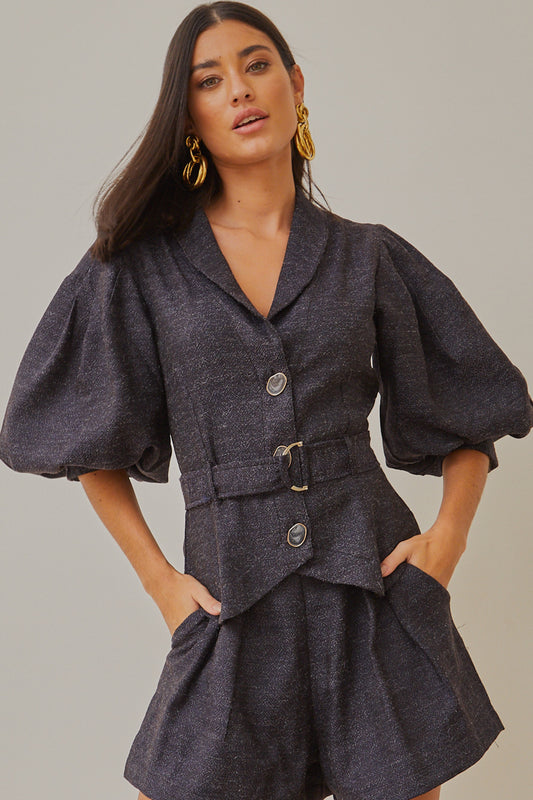 BLAZER LONGO COM MANGA BUFANTE, CINTO E FIVELA PRETO