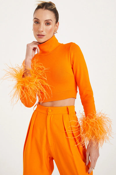 CROPPED MANGA LONGA GOLA ALTA COM PLUMAS NO PUNHO LARANJA