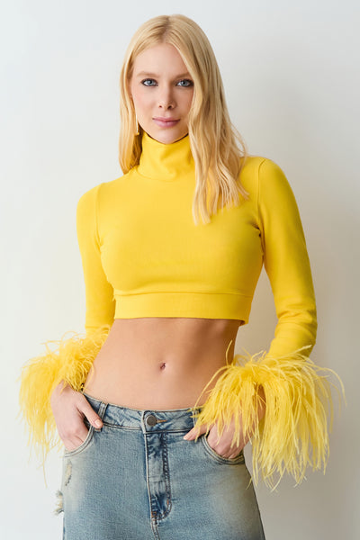CROPPED MANGA LONGA GOLA ALTA COM PLUMAS NO PUNHO AMARELO OURO