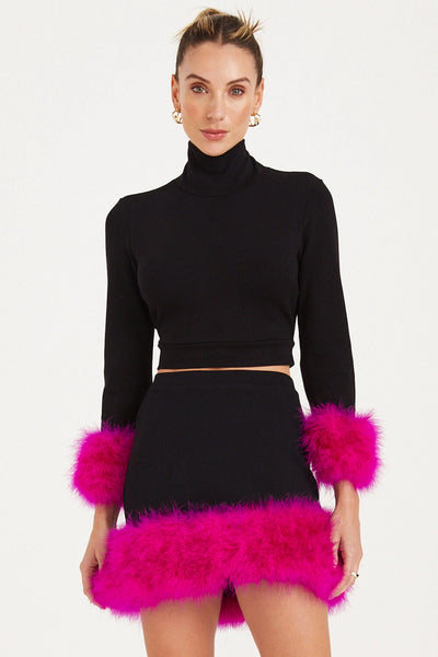 CROPPED MANGA LONGA GOLA ALTA COM PLUMAS NO PUNHO ROSA