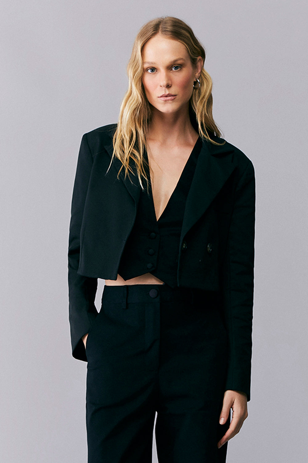 BLAZER CURTO COM DETALHE NO BUSTO PRETO