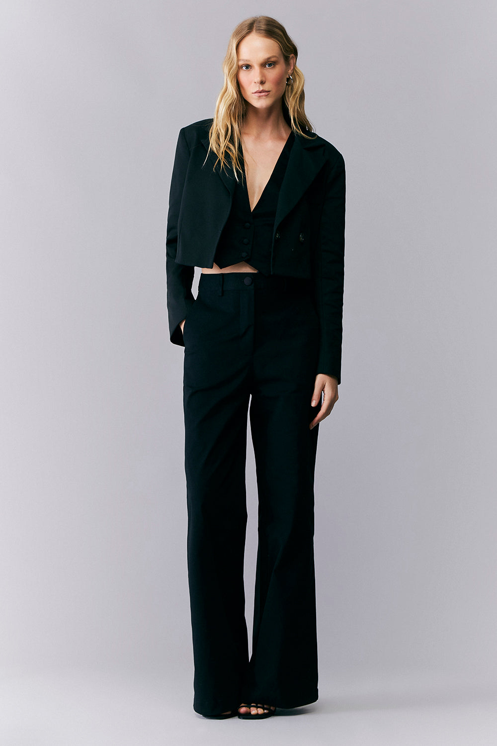 BLAZER CURTO COM DETALHE NO BUSTO PRETO