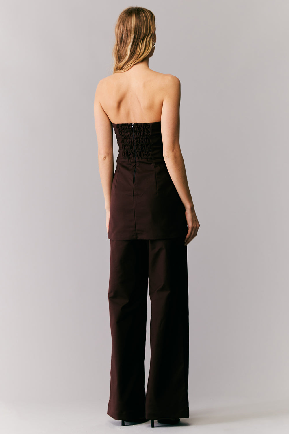 BLUSA TOMARA QUE CAIA ALFAIATARIA MARROM CAFE