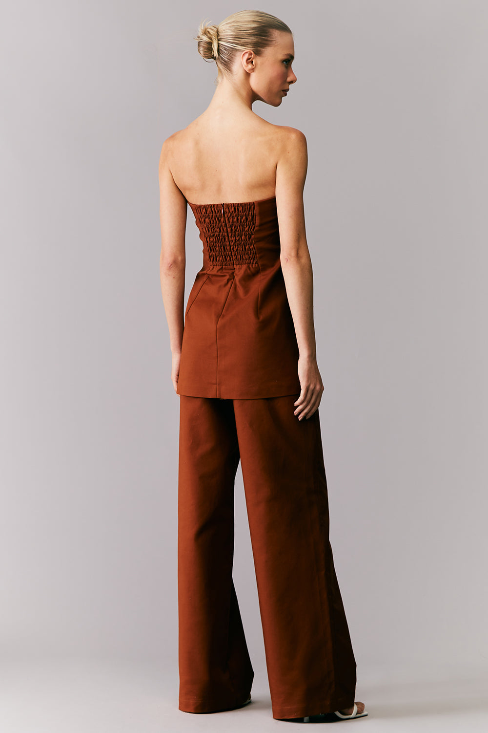 BLUSA TOMARA QUE CAIA ALFAIATARIA MARROM CANELA