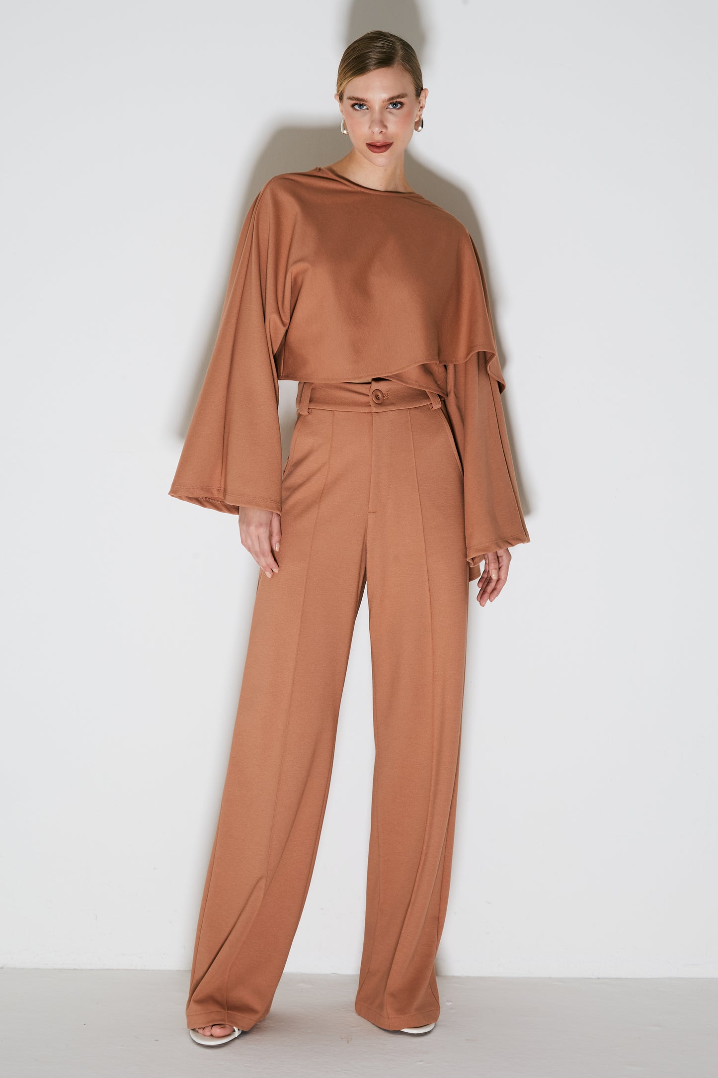CALCA PANTALONA COM FRISOS MOCHA MOUSSE