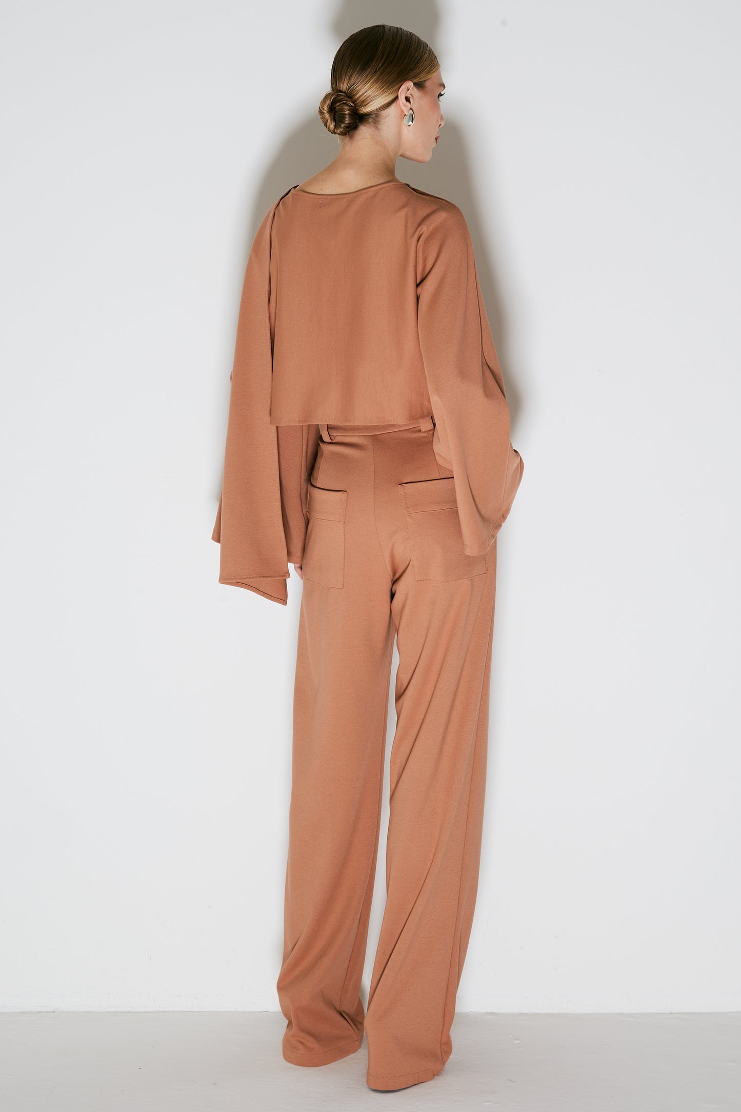 CALCA PANTALONA COM FRISOS MOCHA MOUSSE