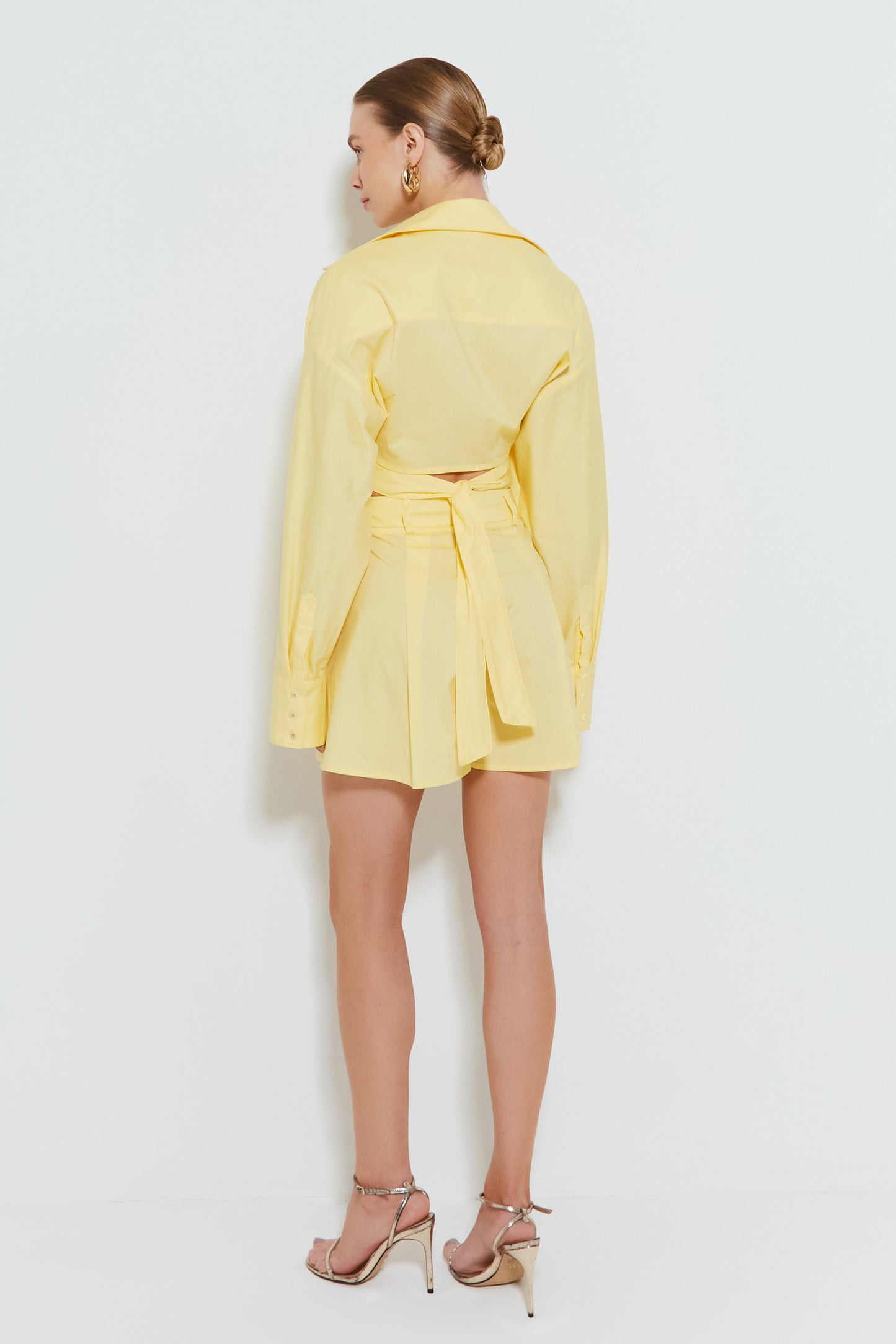 SHORTS CINTURA ALTA COM BARRA AMPLA E PREGAS AMARELO MANTEIGA
