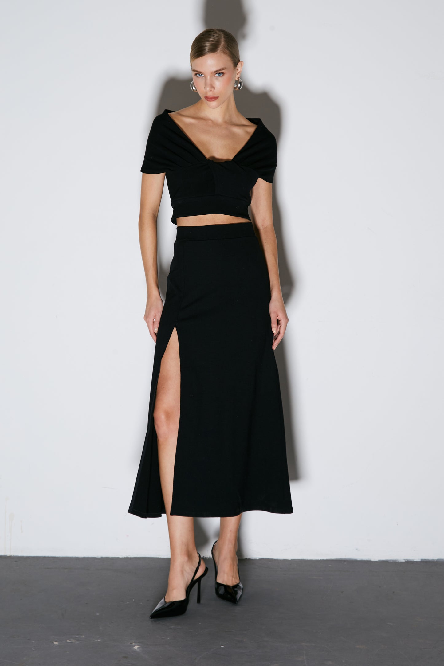 SAIA MIDI COM ELASTICO NO COS E FENDA FRONTAL PRETO