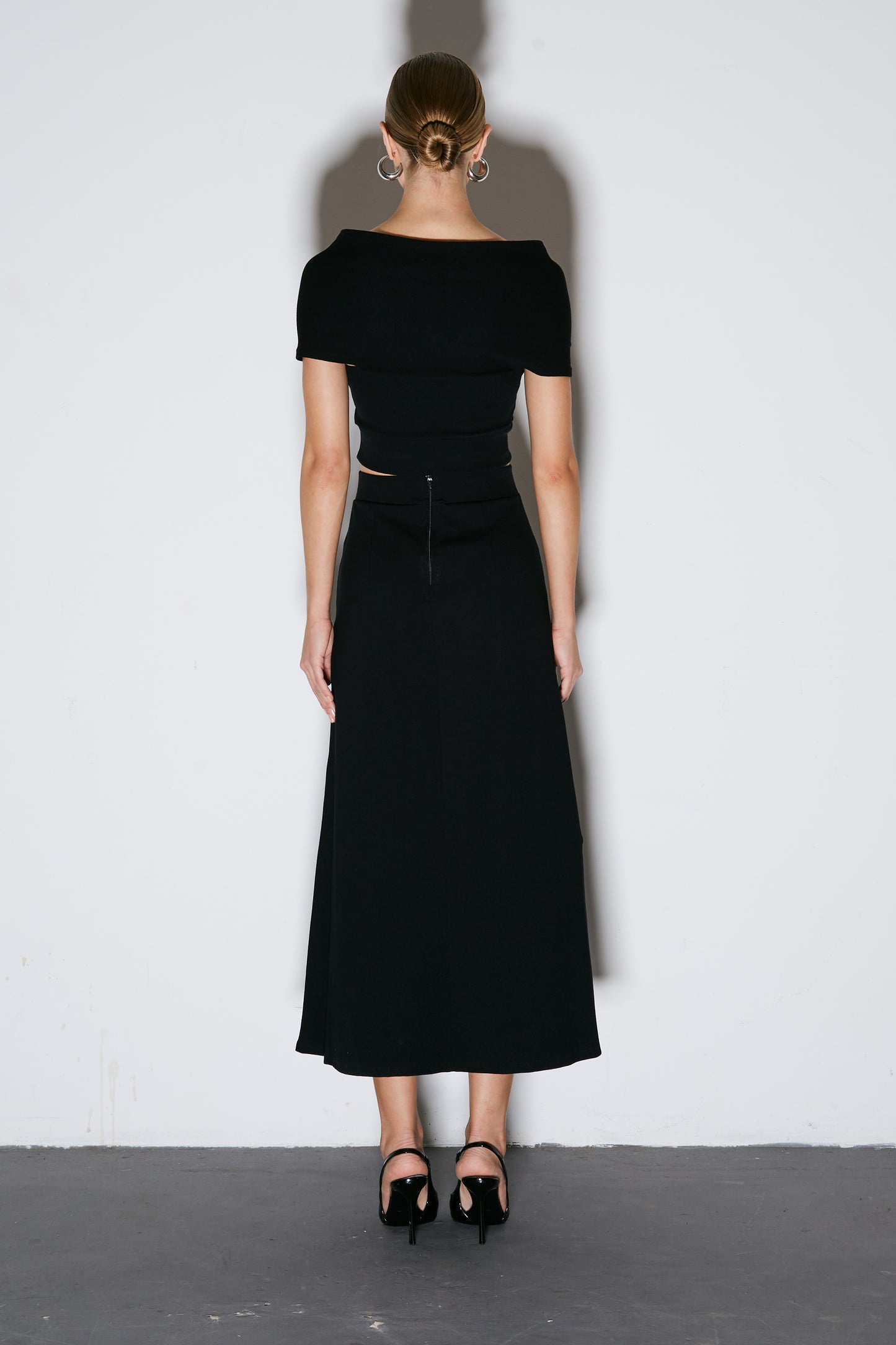 SAIA MIDI COM ELASTICO NO COS E FENDA FRONTAL PRETO