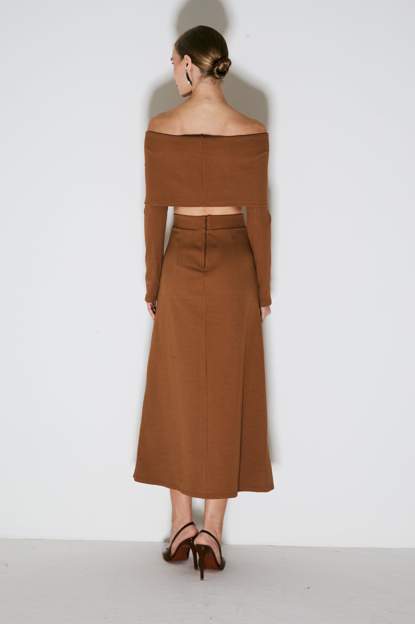 SAIA MIDI COM ELASTICO NO COS E FENDA FRONTAL MARROM CHOCOLATE