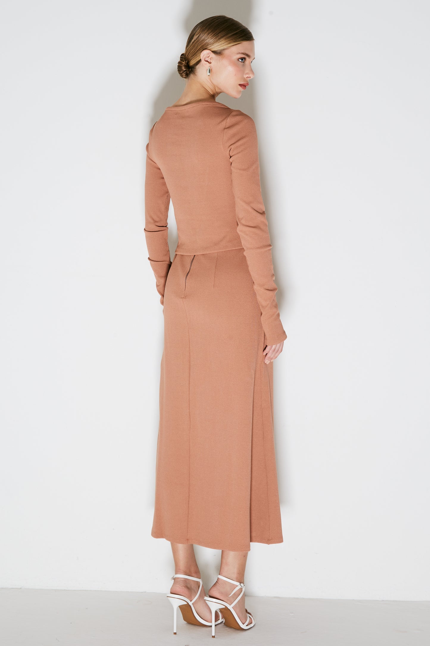 SAIA MIDI COM ELASTICO NO COS E FENDA FRONTAL MOCHA MOUSSE