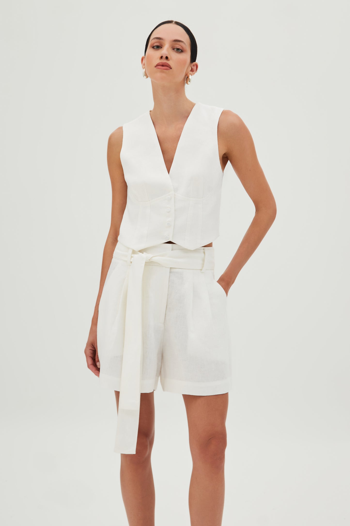 SHORTS CINTURA ALTA COM PREGAS FRONTAIS E FAIXA AMARRACAO BRANCO