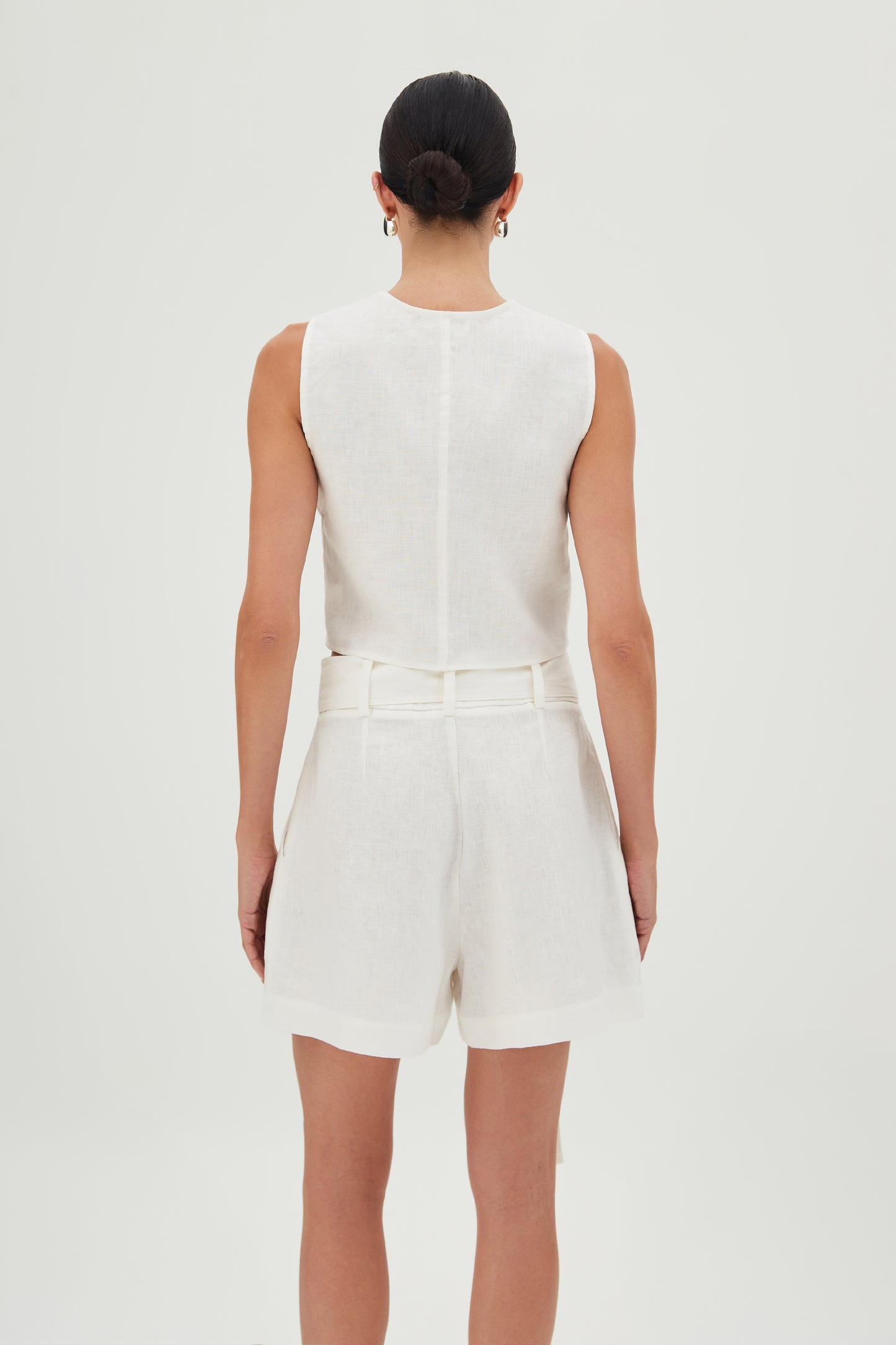SHORTS CINTURA ALTA COM PREGAS FRONTAIS E FAIXA AMARRACAO BRANCO