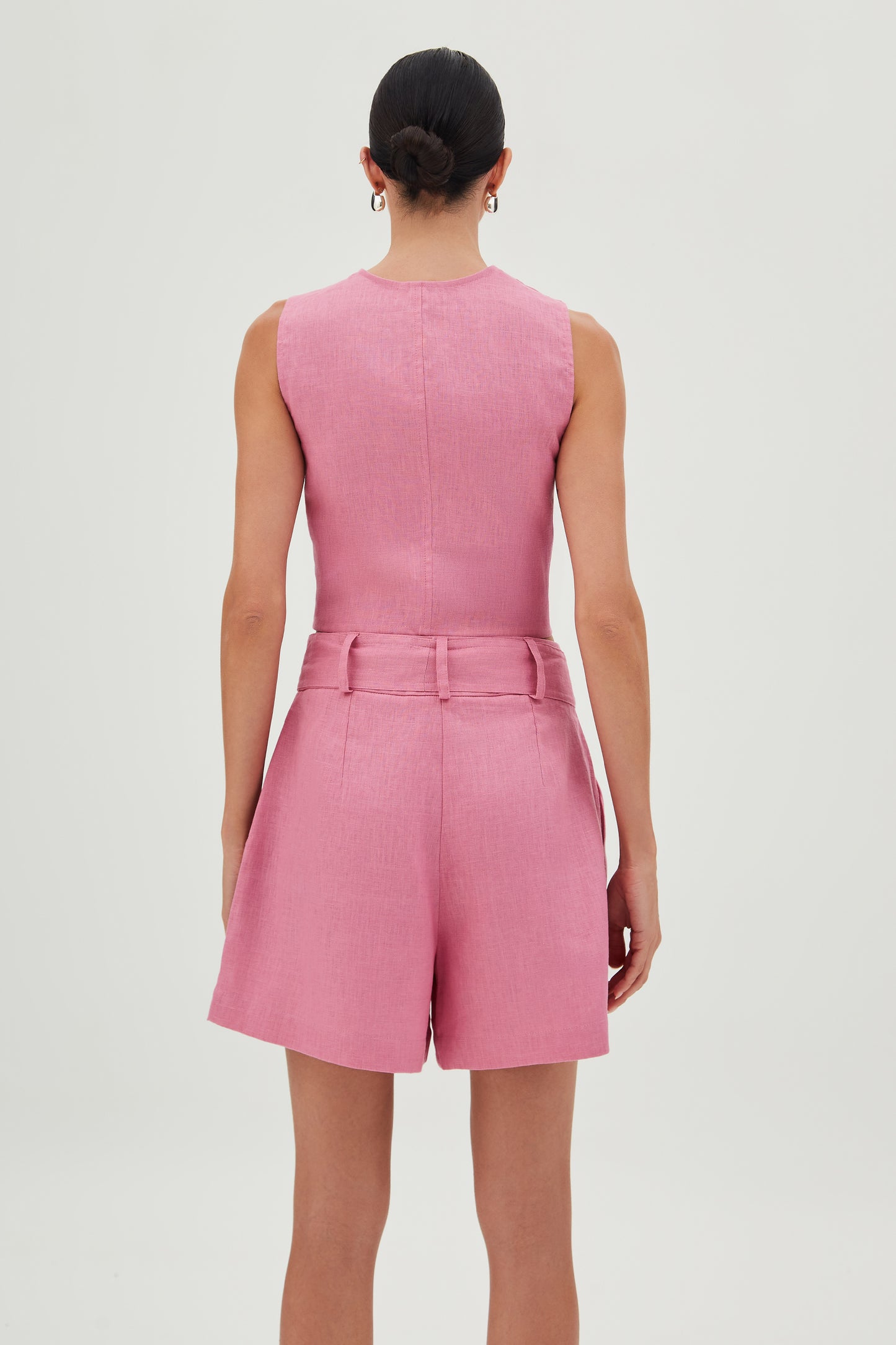 SHORTS CINTURA ALTA COM PREGAS FRONTAIS E FAIXA AMARRACAO ROSA AMARANTO