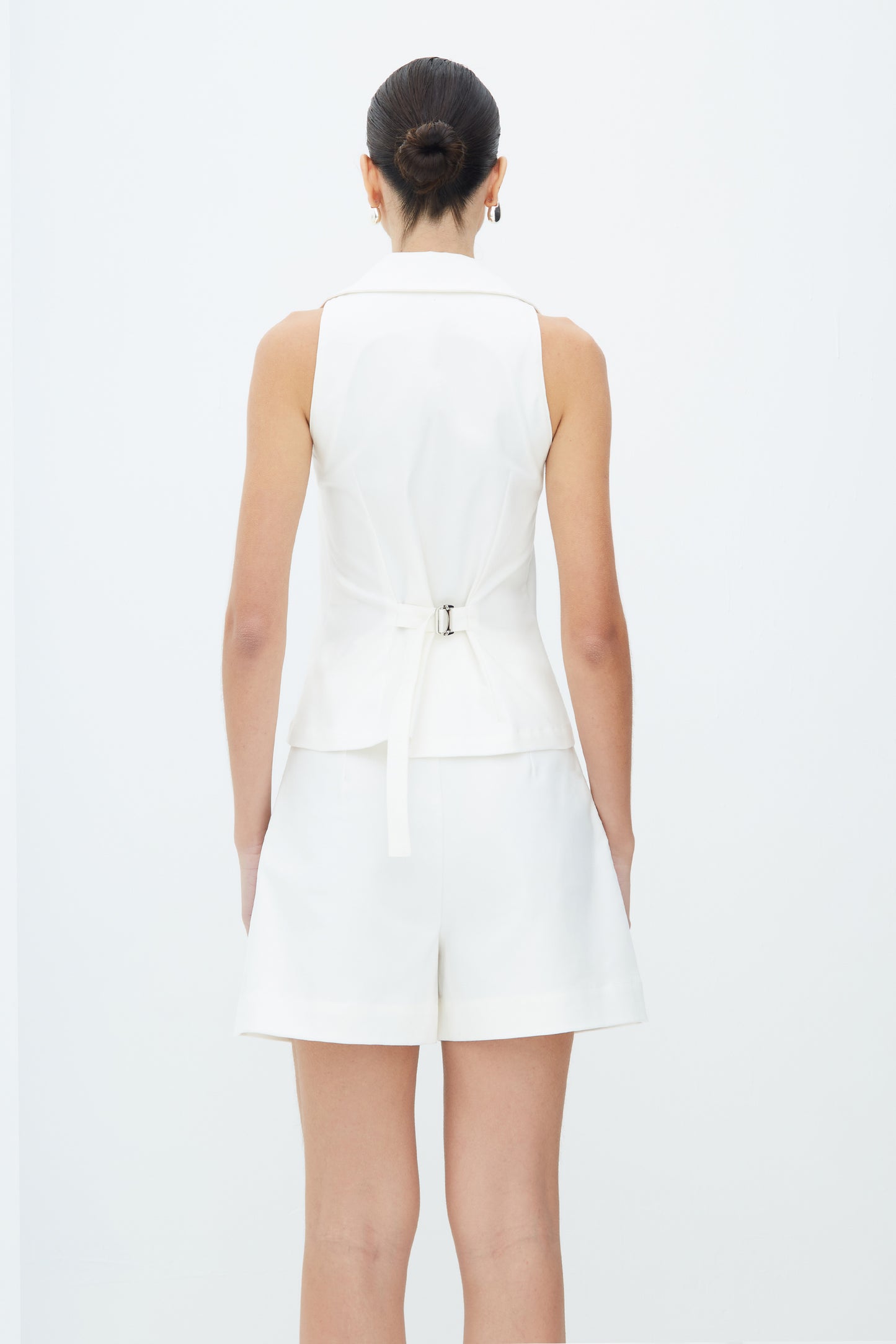 SHORTS CINTURA ALTA COM PREGAS FRONTAL AMPLO E  ESTRUTURADO OFF WHITE