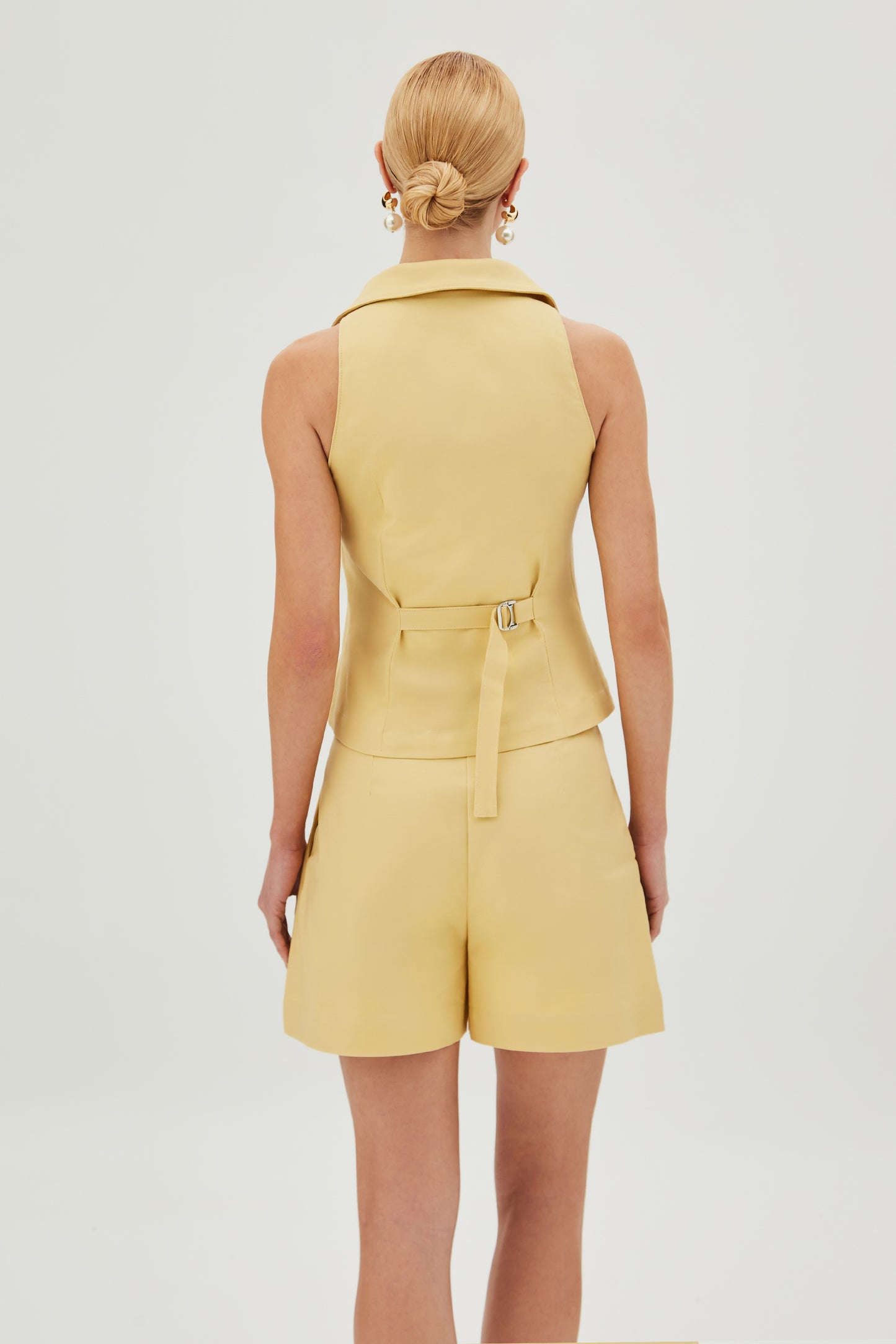 SHORTS CINTURA ALTA COM PREGAS FRONTAL AMPLO E  ESTRUTURADO AMARELO MANTEIGA