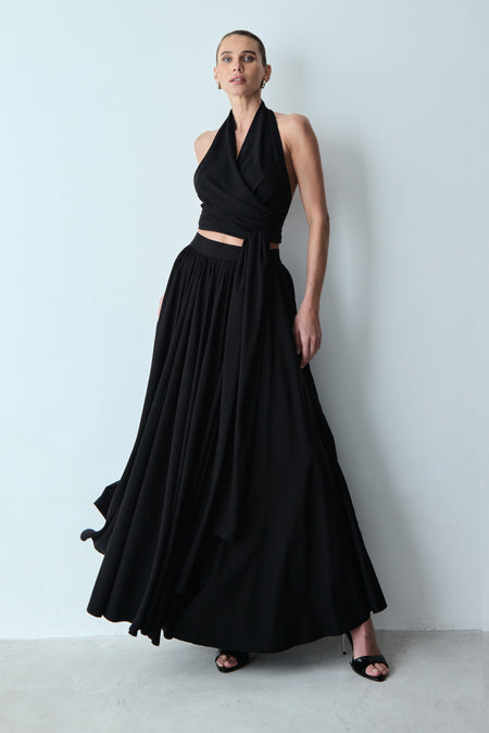 SAIA LONGA AMPLA E RODADA COM COS MEDIO PRETO