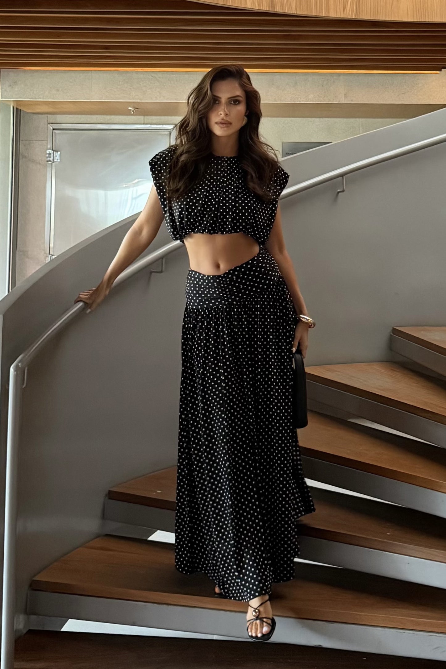 SAIA MIDI AMPLA COM COS LARGO E FRANZIDO POÁ PRETO