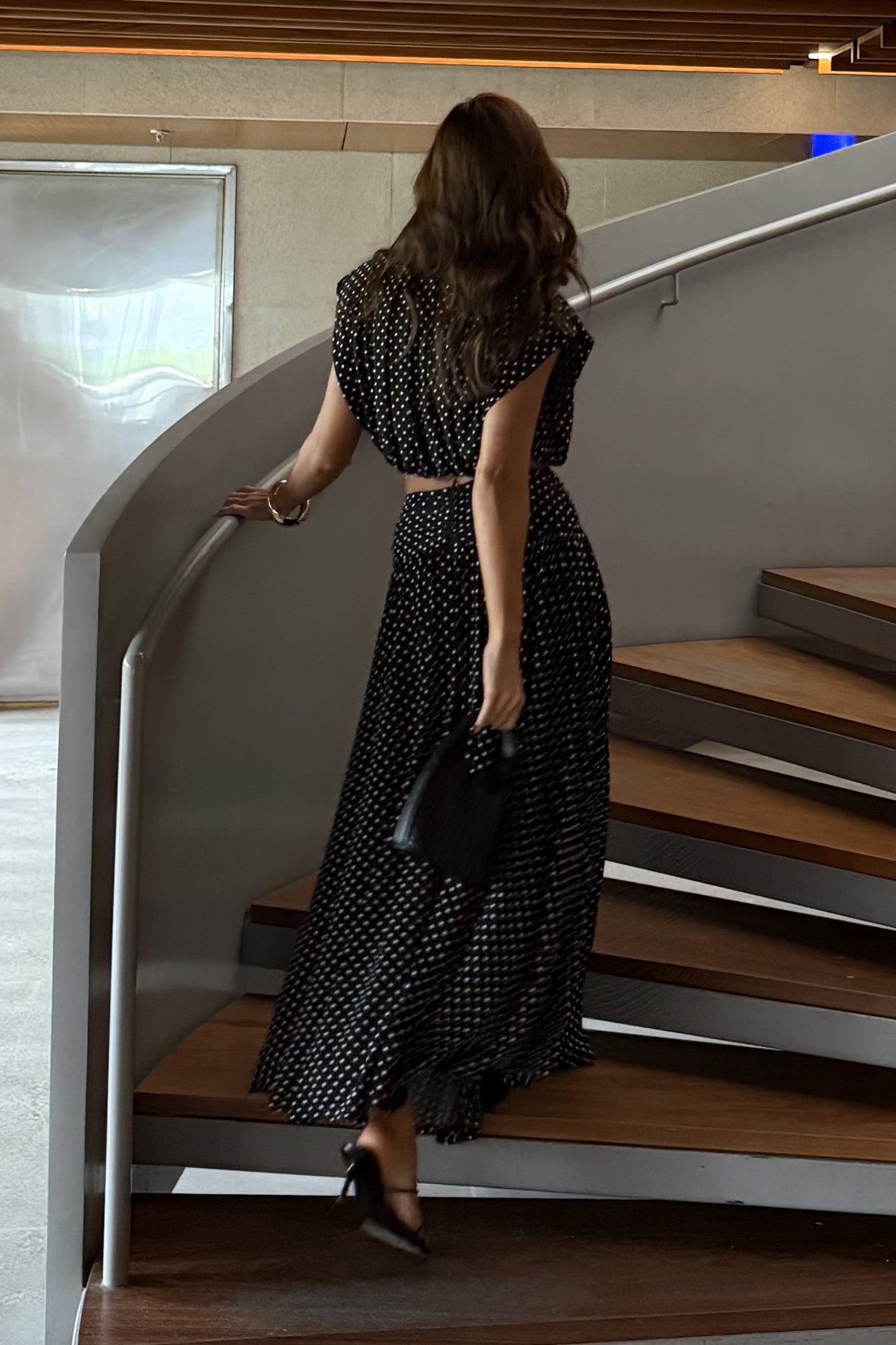 SAIA MIDI AMPLA COM COS LARGO E FRANZIDO POÁ PRETO