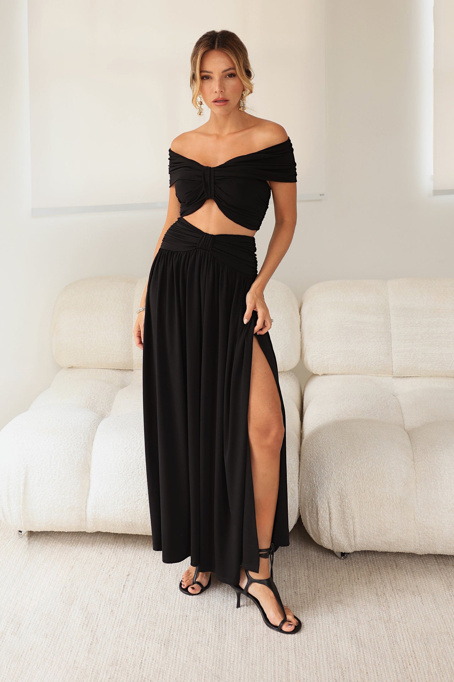 SAIA MIDI AMPLA COS LARGO COM DETALHE PRETO