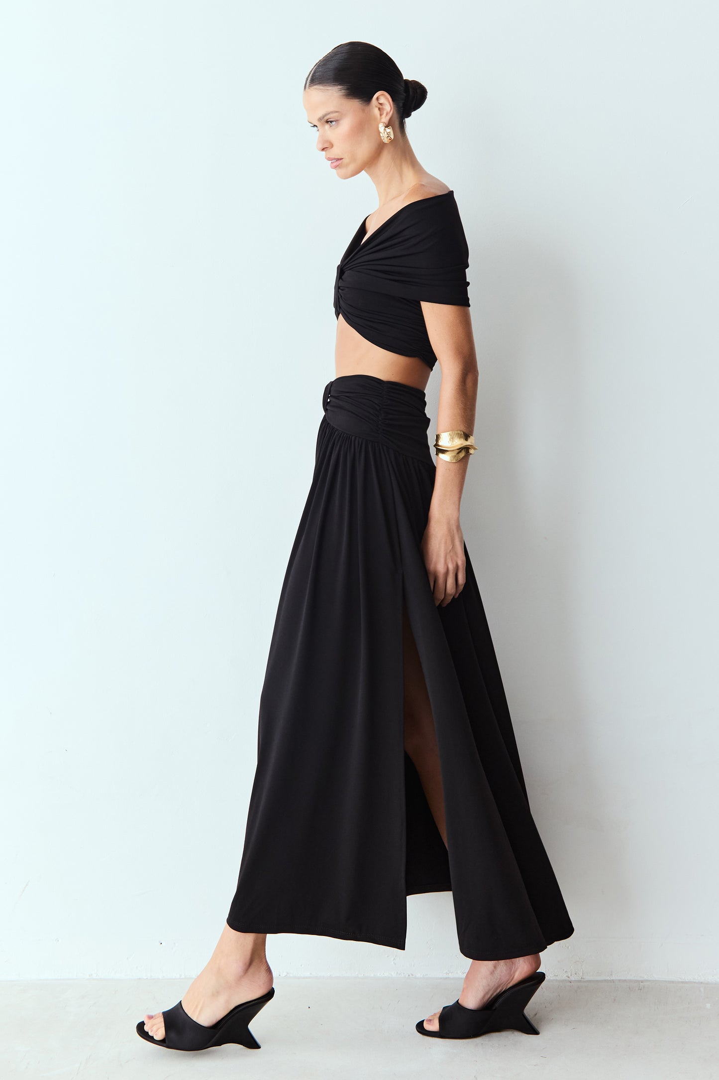 SAIA MIDI AMPLA COS LARGO COM DETALHE PRETO