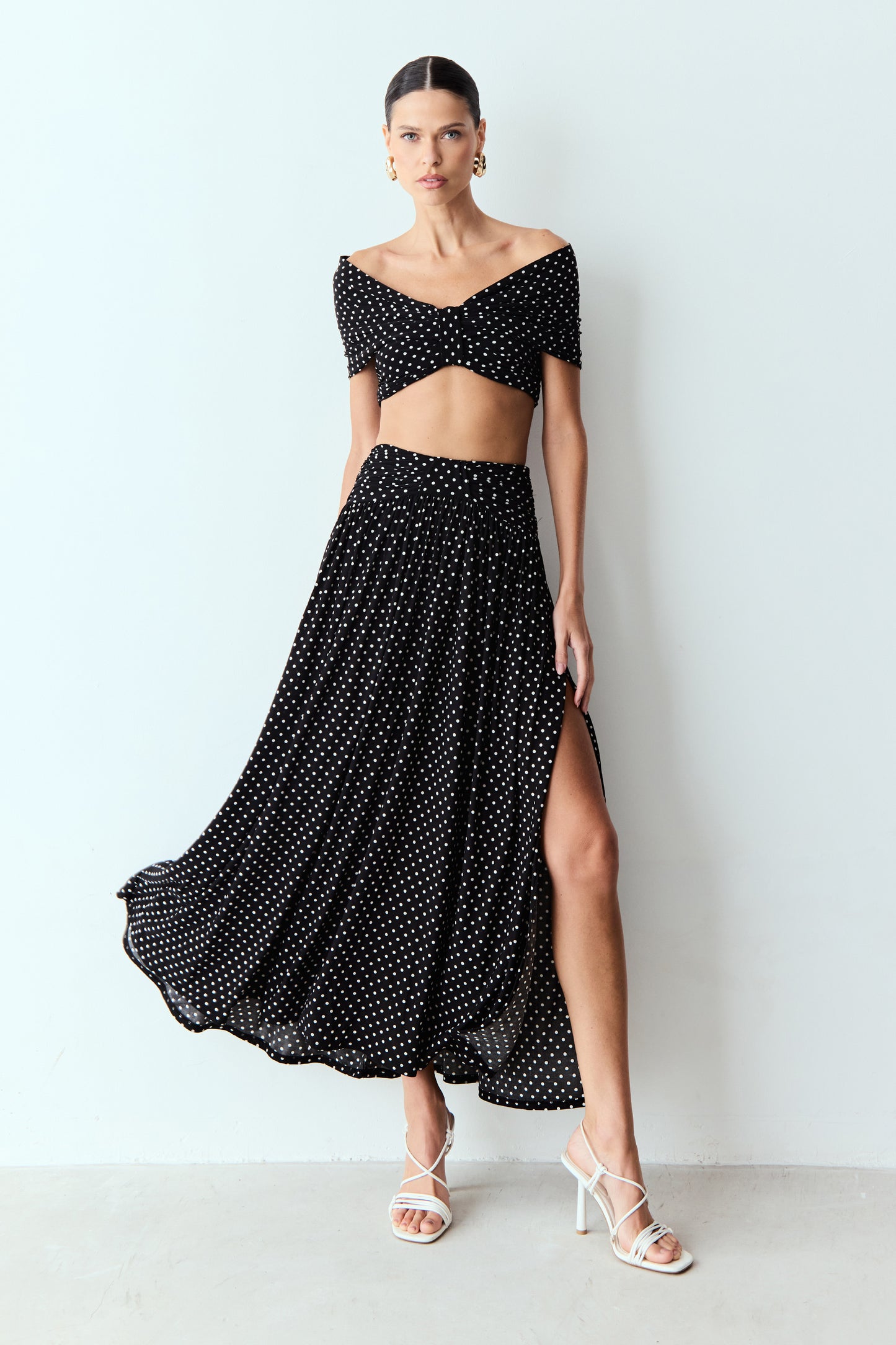 SAIA MIDI AMPLA COS LARGO COM DETALHE POÁ PRETO COM BRANCO