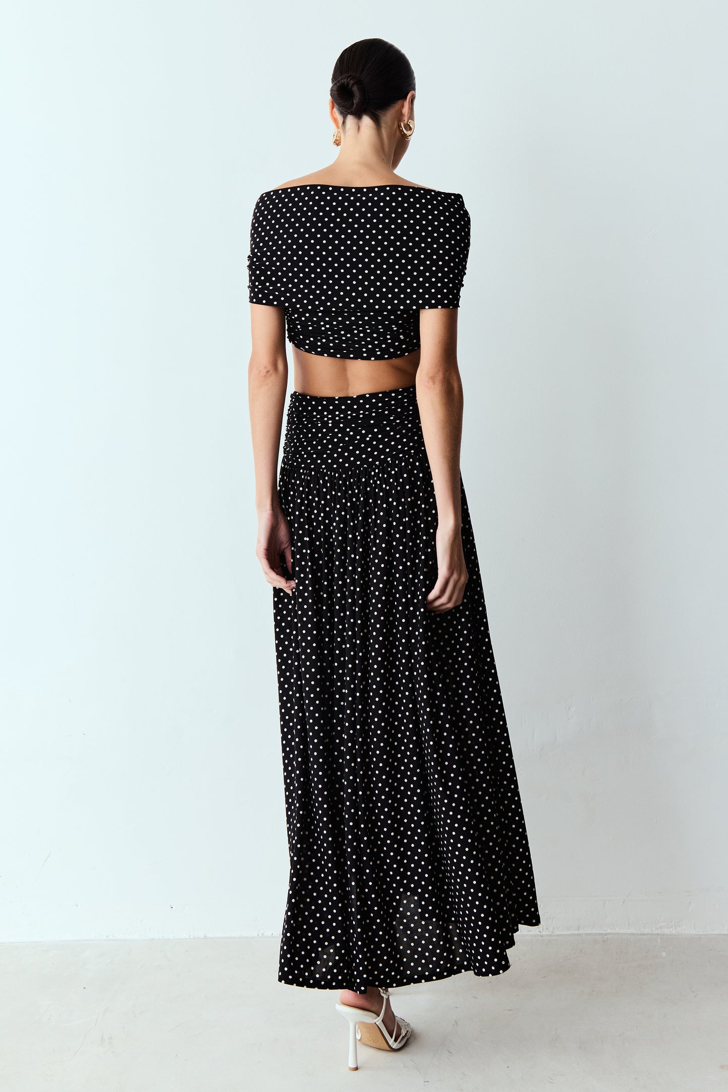 SAIA MIDI AMPLA COS LARGO COM DETALHE PRETO COM BRANCO
