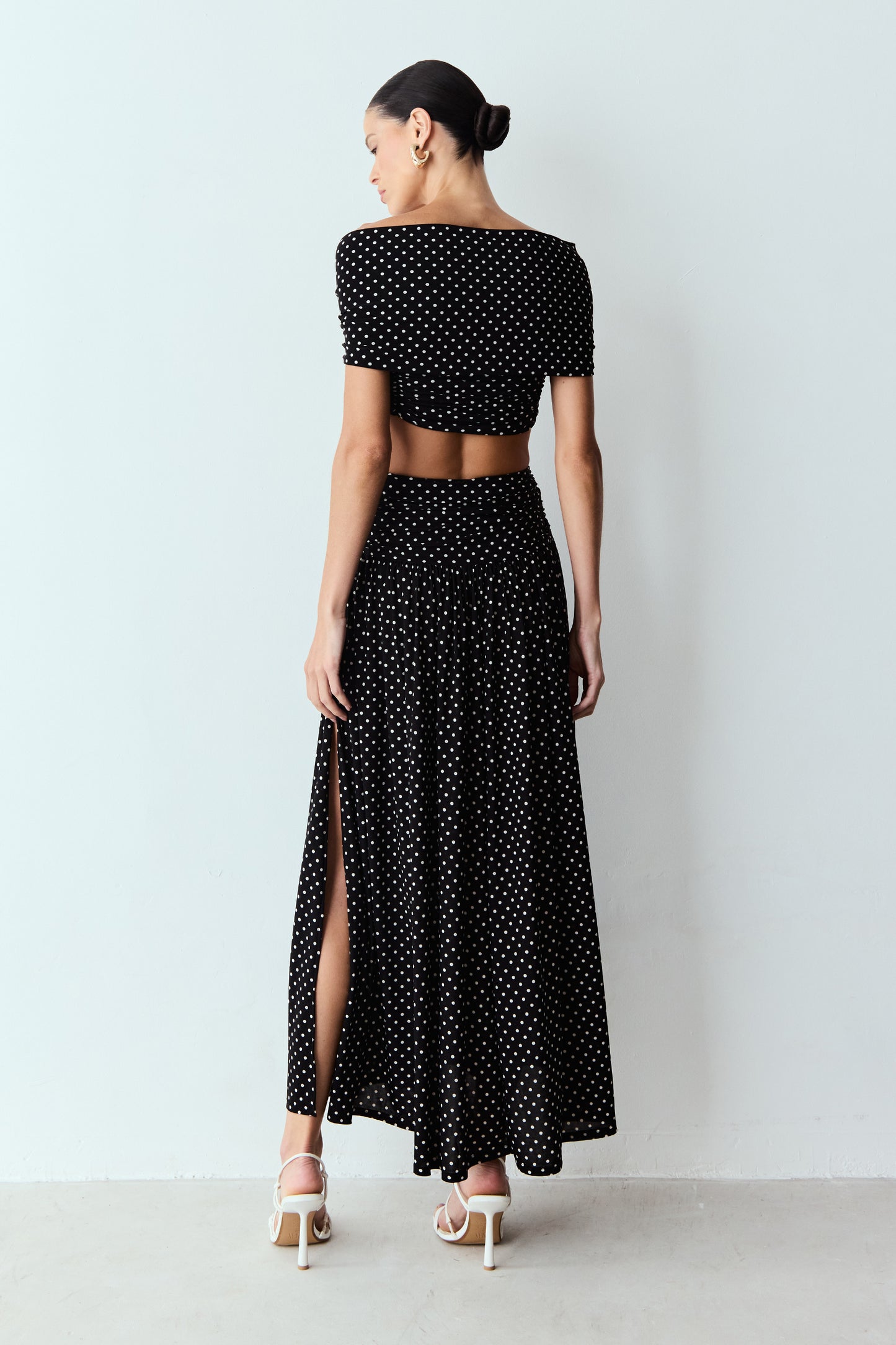 SAIA MIDI AMPLA COS LARGO COM DETALHE POÁ PRETO COM BRANCO