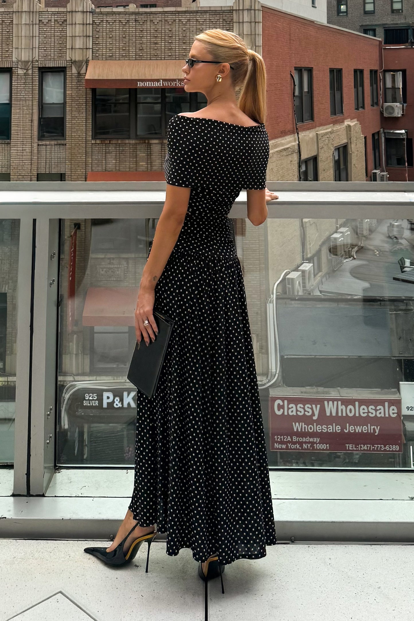 SAIA MIDI AMPLA COS LARGO COM DETALHE POÁ PRETO COM BRANCO