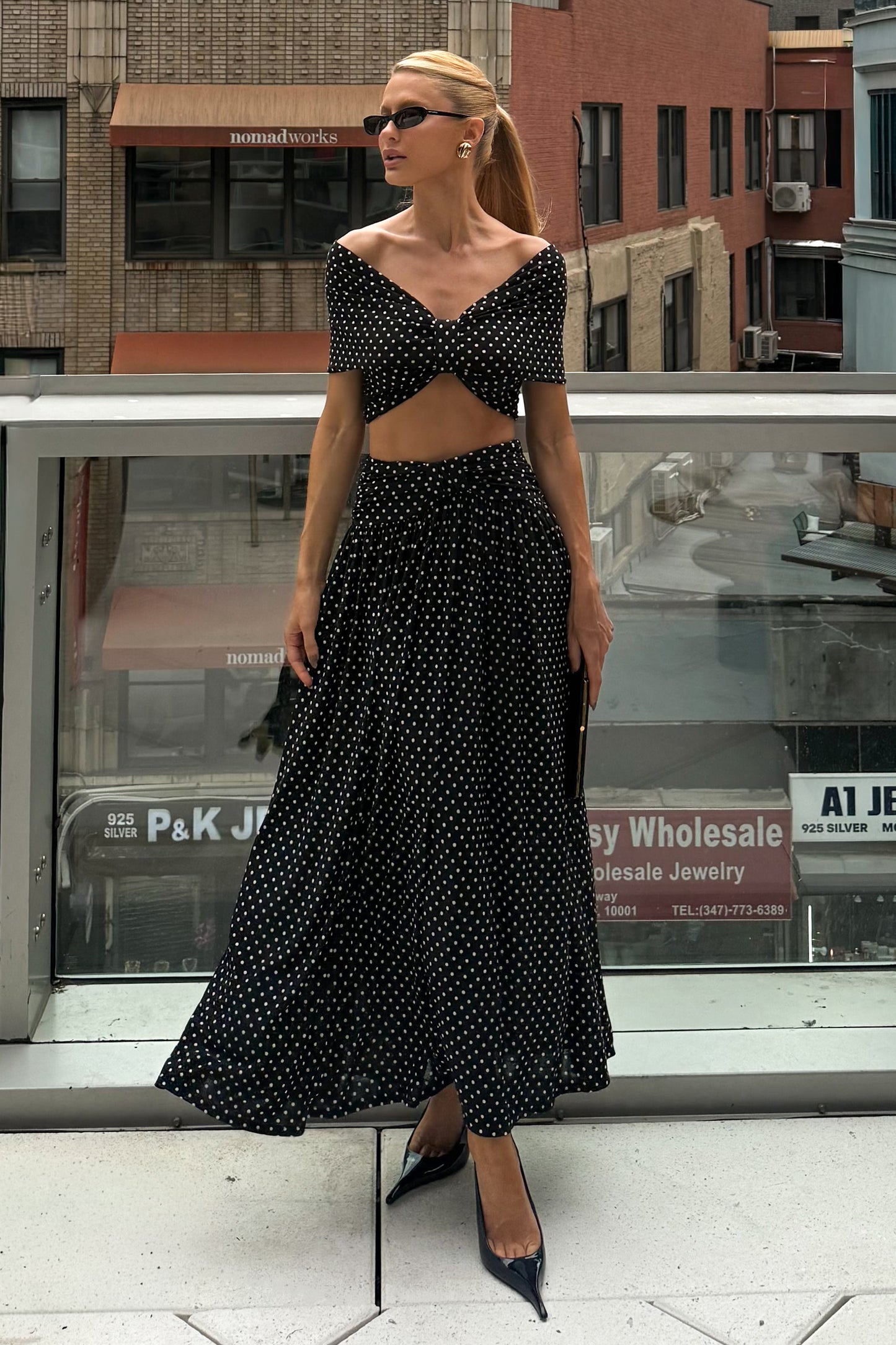 SAIA MIDI AMPLA COS LARGO COM DETALHE POÁ PRETO COM BRANCO