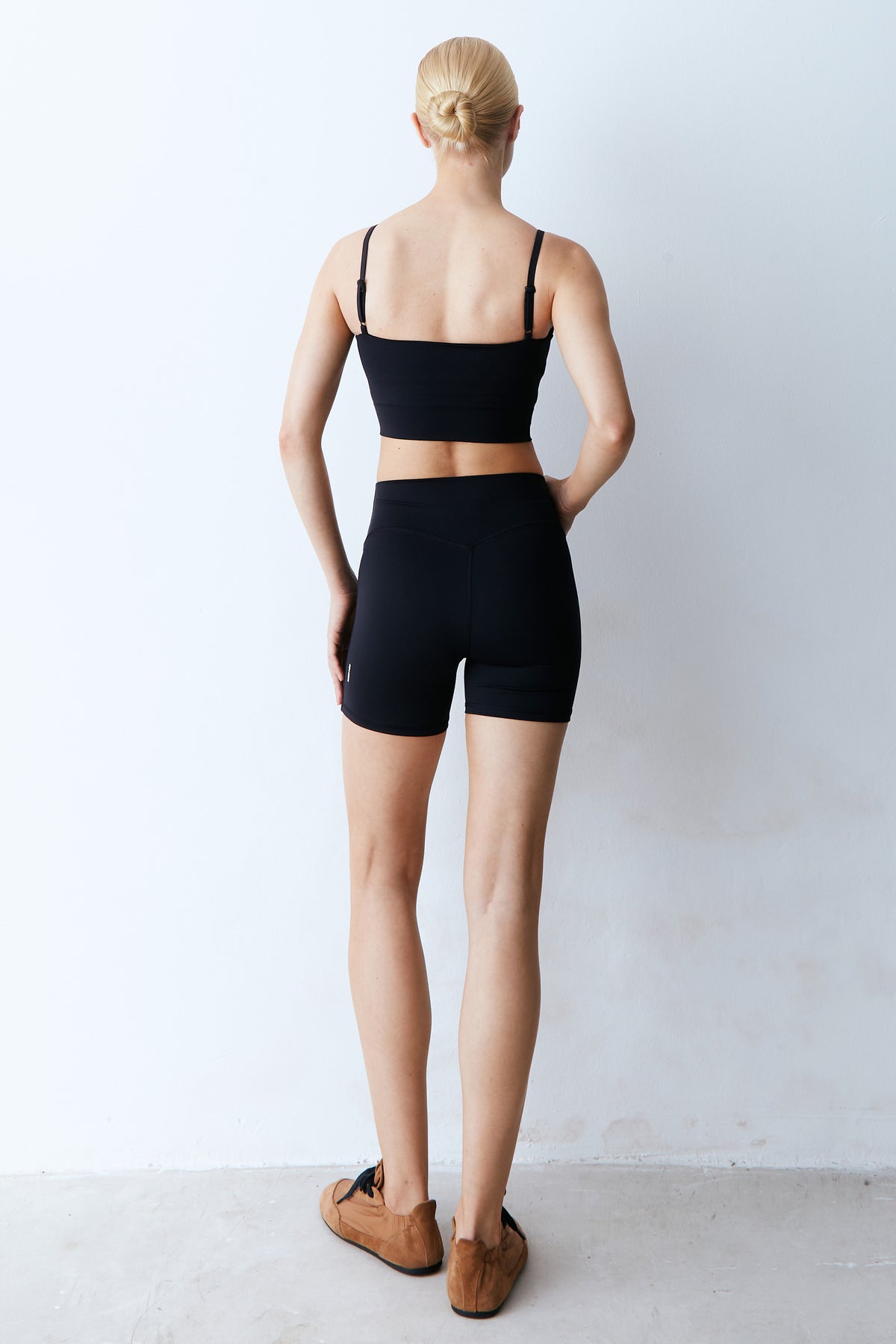 SHORTS CINTURA ALTA COM COS MEDIO PRETO