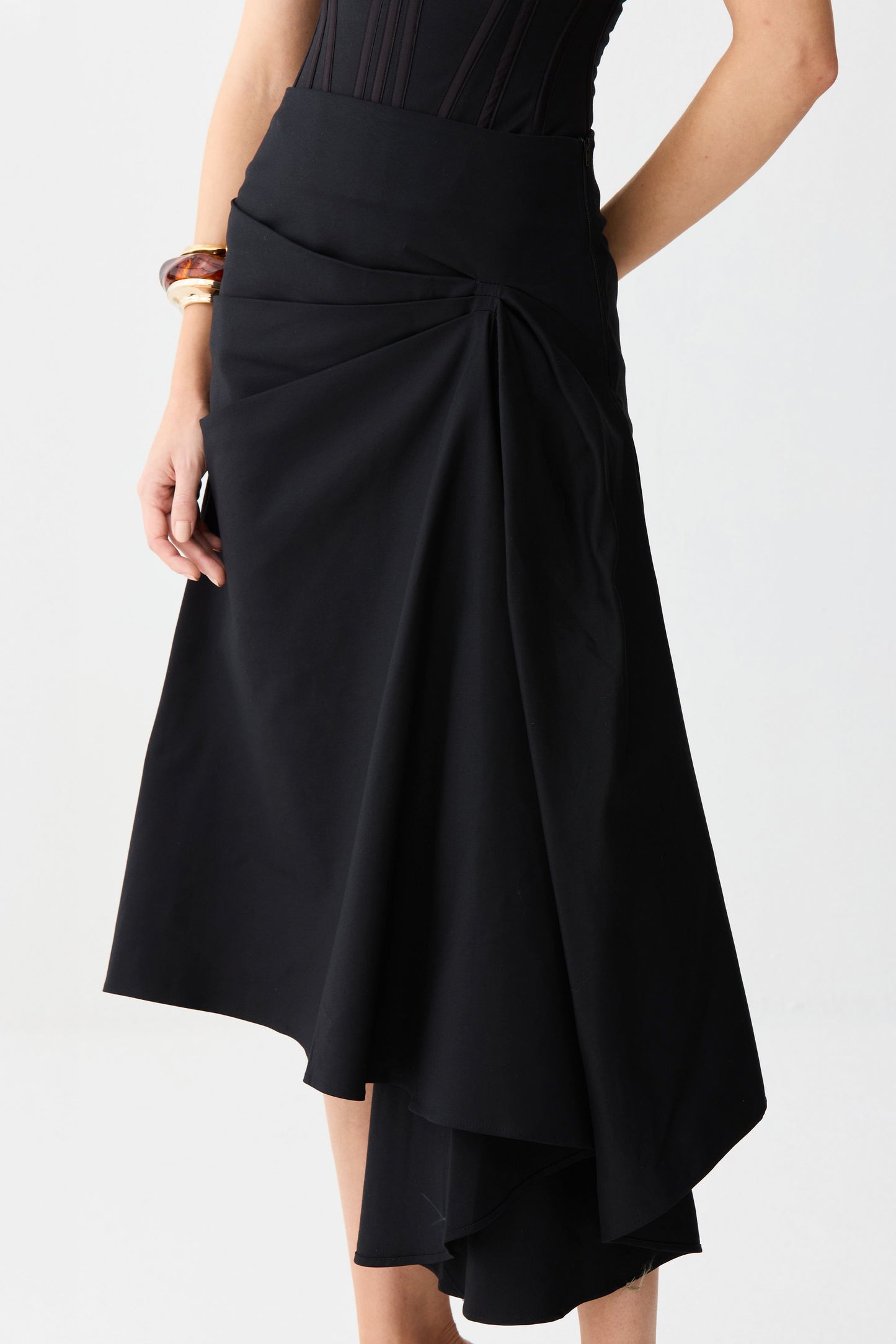 SAIA MIDI COM DRAPEADOS E  DETALHE LATERAL PRETO