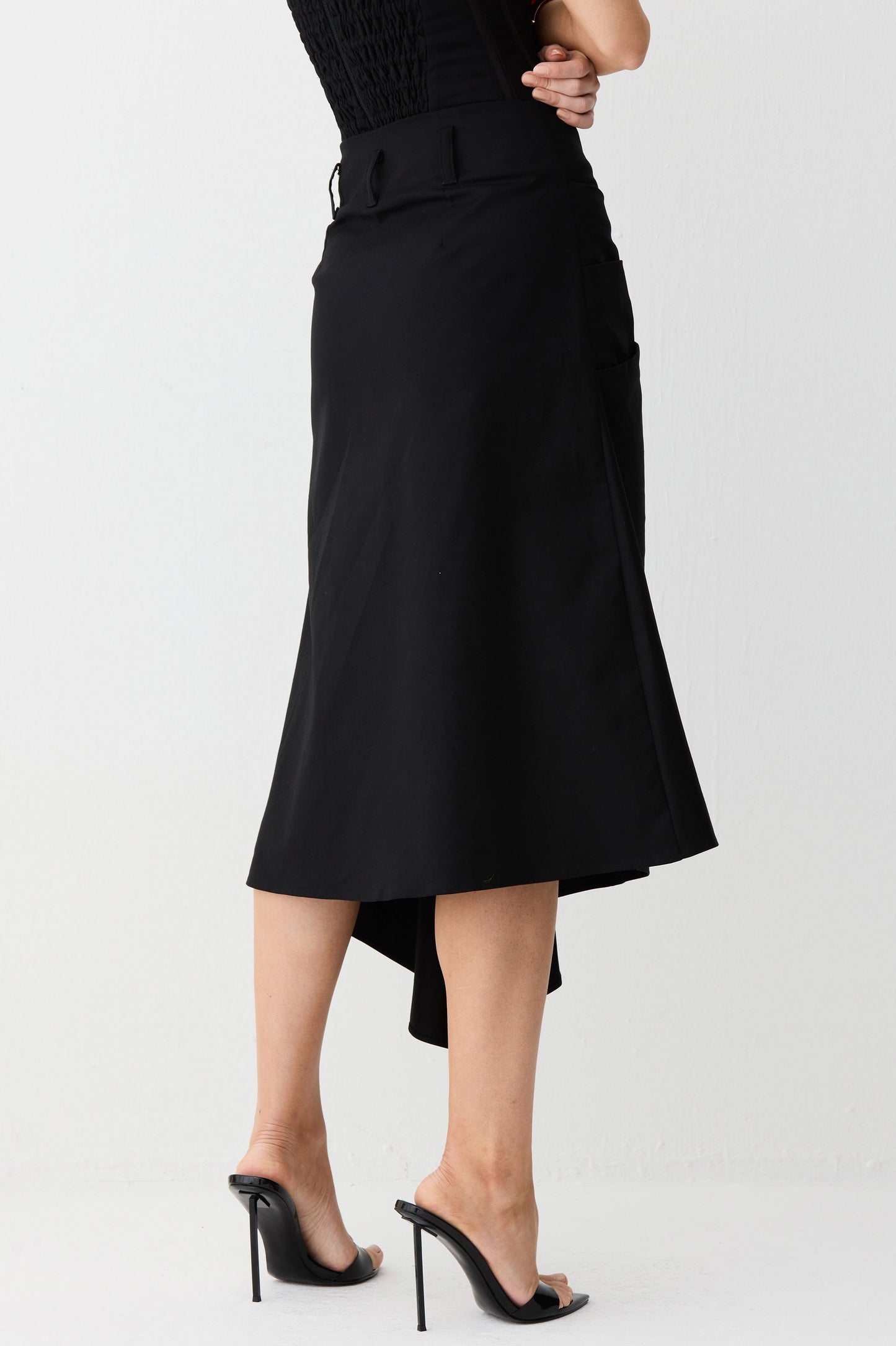 SAIA MIDI COM DRAPEADOS E  DETALHE LATERAL PRETO