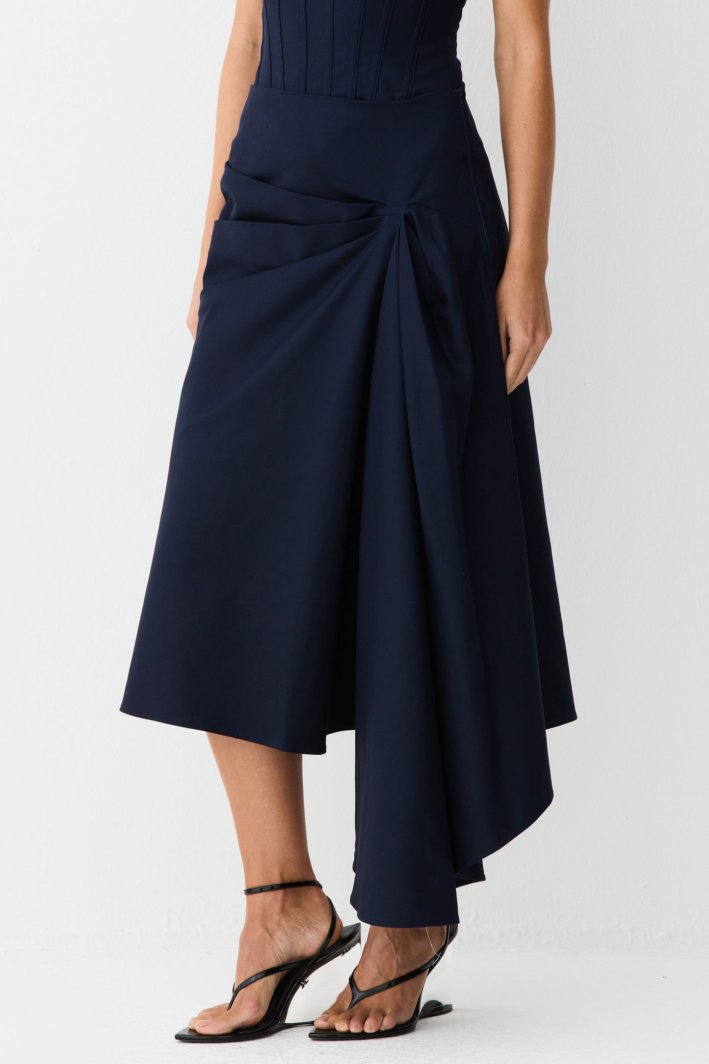 SAIA MIDI COM DRAPEADOS E  DETALHE LATERAL AZUL MARINHO