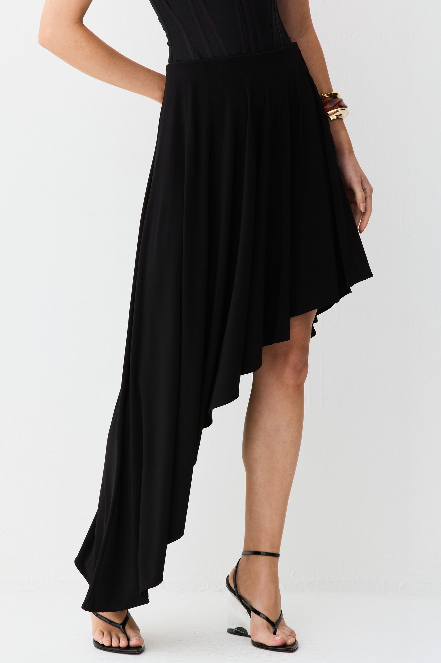 SAIA MIDI COM BARRA ASSIMETRICA FLUIDA PRETO