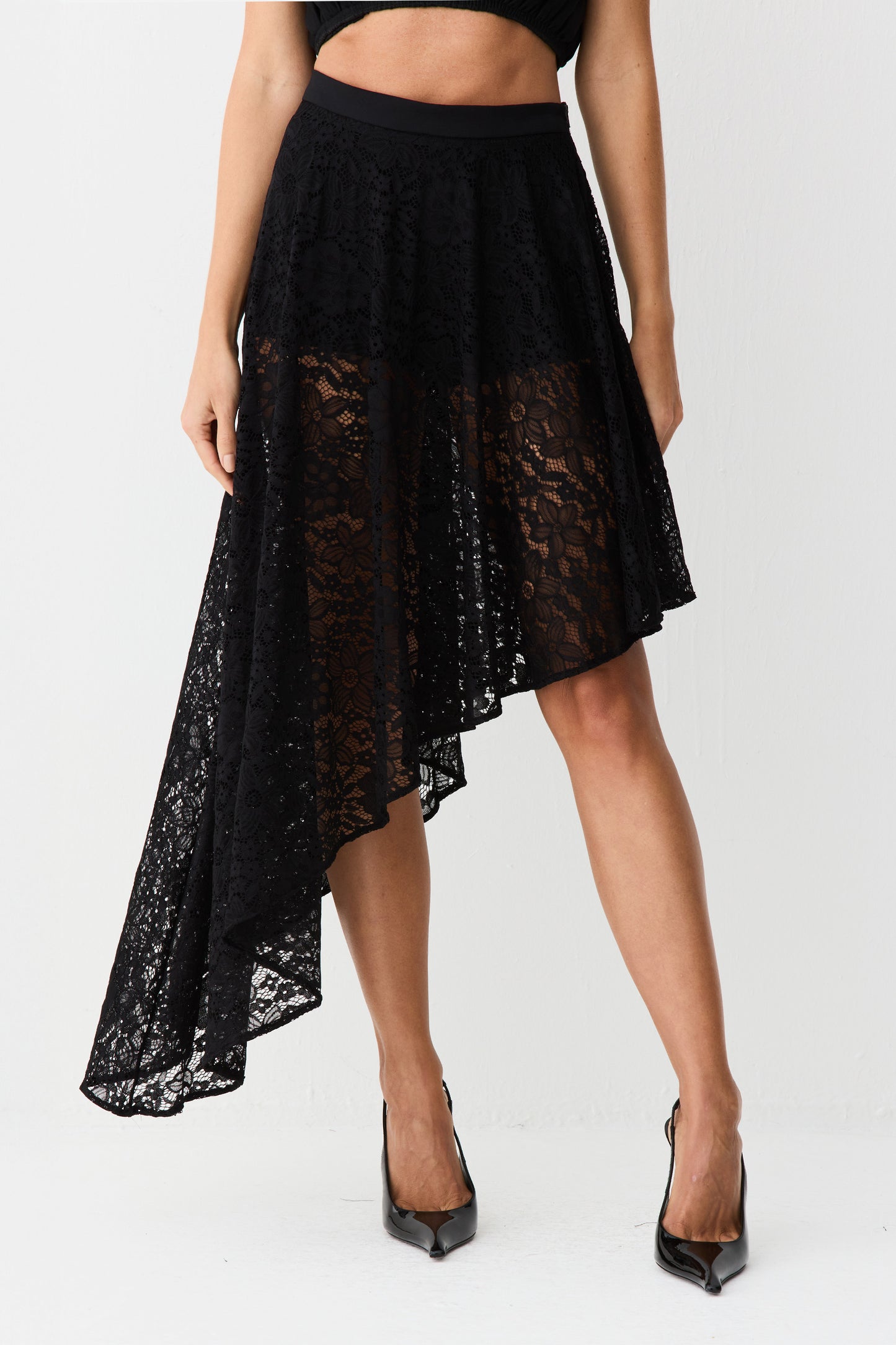 SAIA MIDI BARRA ASSIMETRICA EM RENDA PRETO