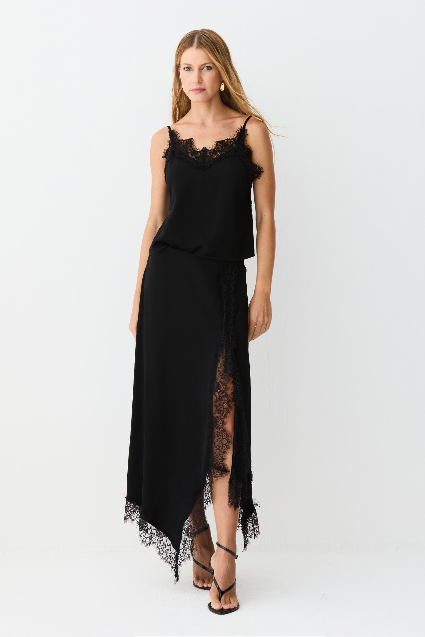 SAIA MIDI COM BARRA E DETALHES EM RENDA PRETO
