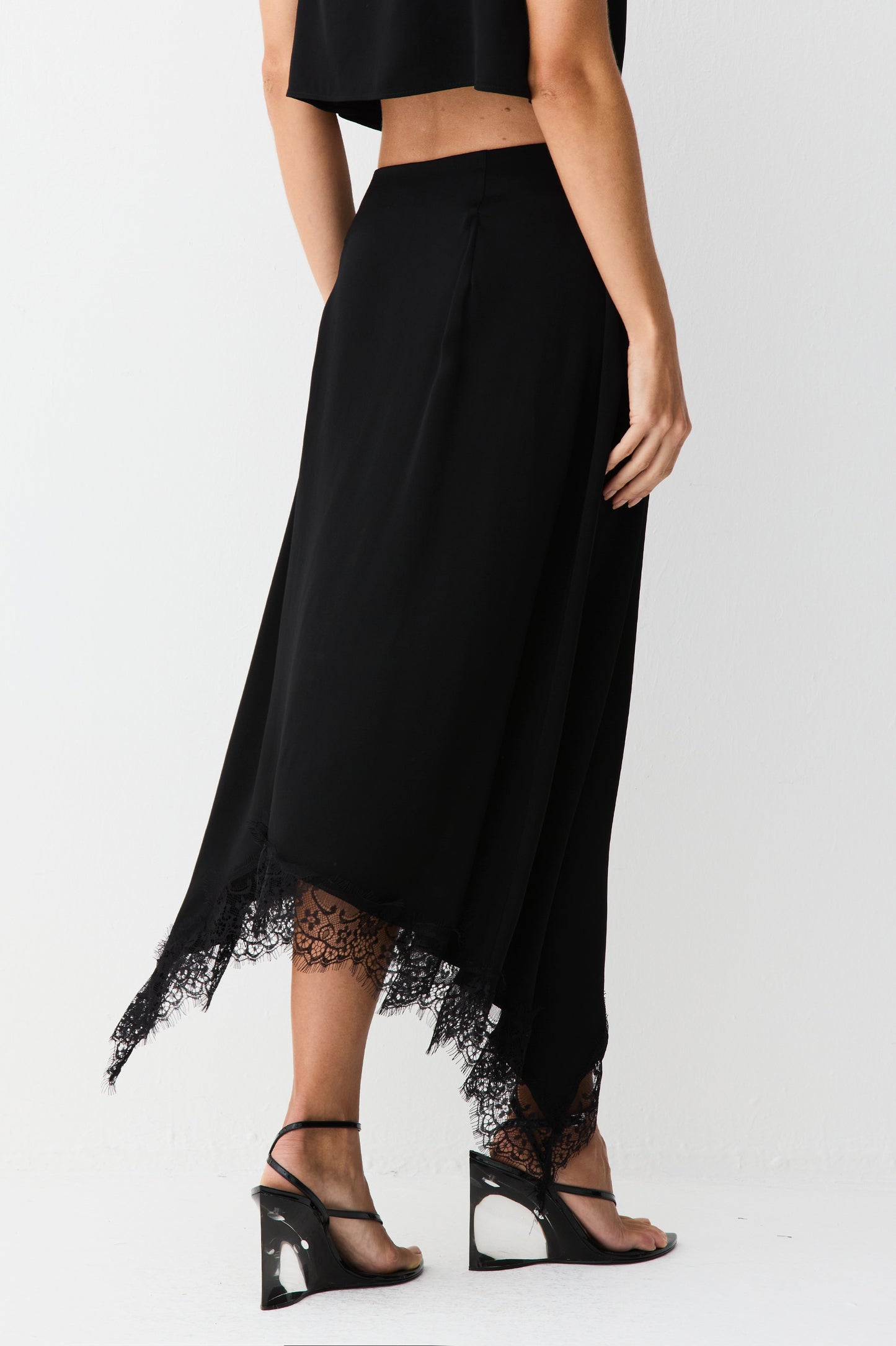 SAIA MIDI COM BARRA E DETALHES EM RENDA PRETO