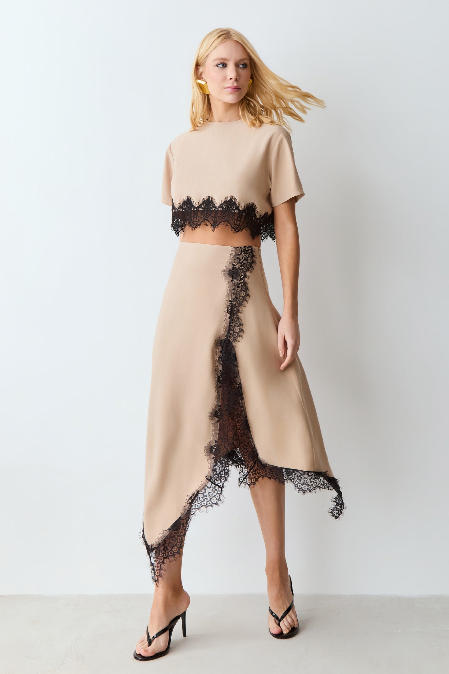 SAIA MIDI COM BARRA E DETALHES EM RENDA KAKI CLARO