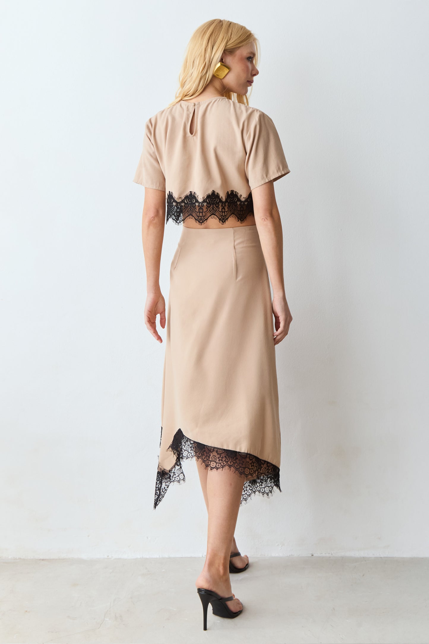 SAIA MIDI COM BARRA E DETALHES EM RENDA KAKI CLARO