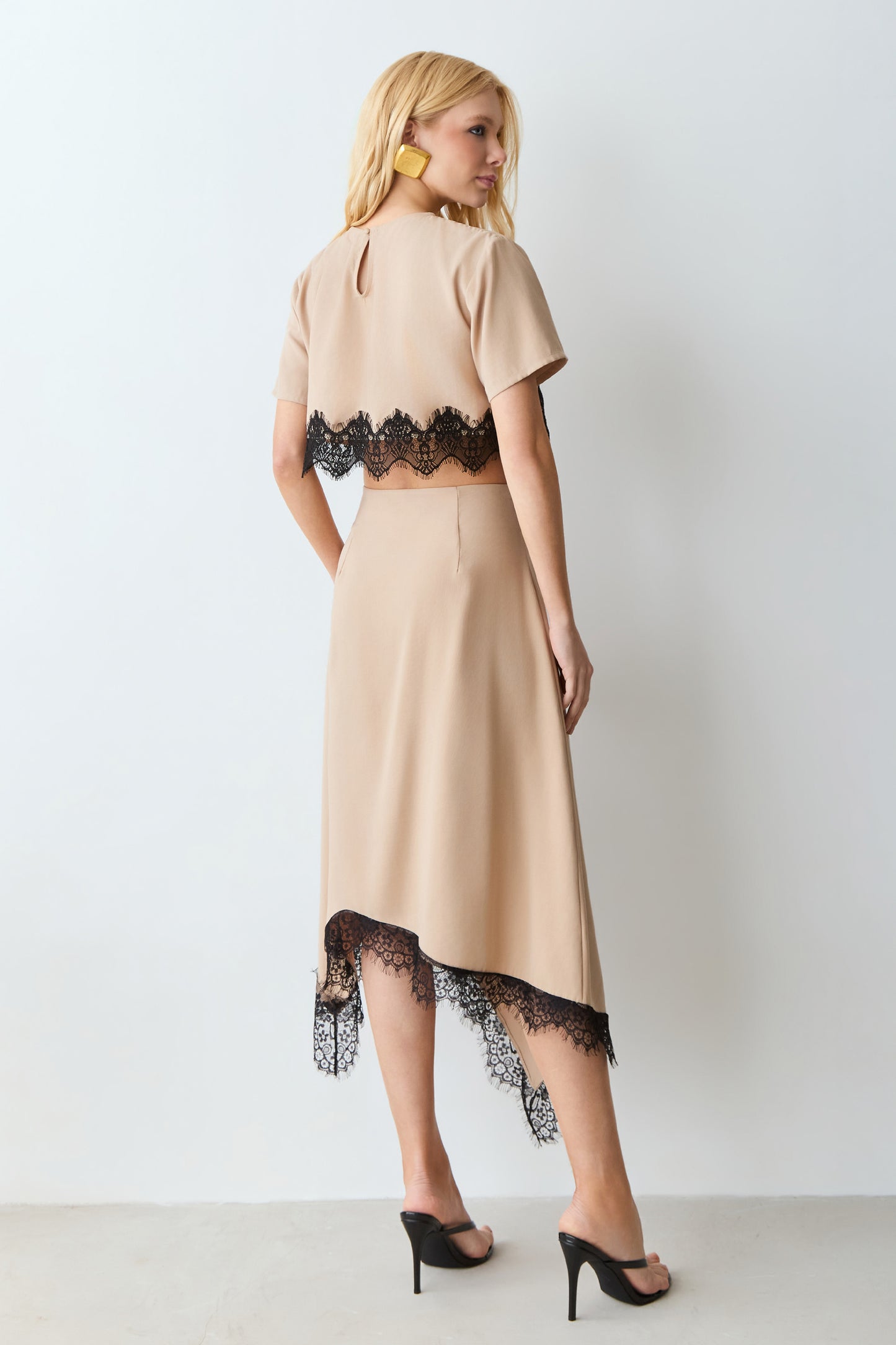 SAIA MIDI COM BARRA E DETALHES EM RENDA KAKI CLARO