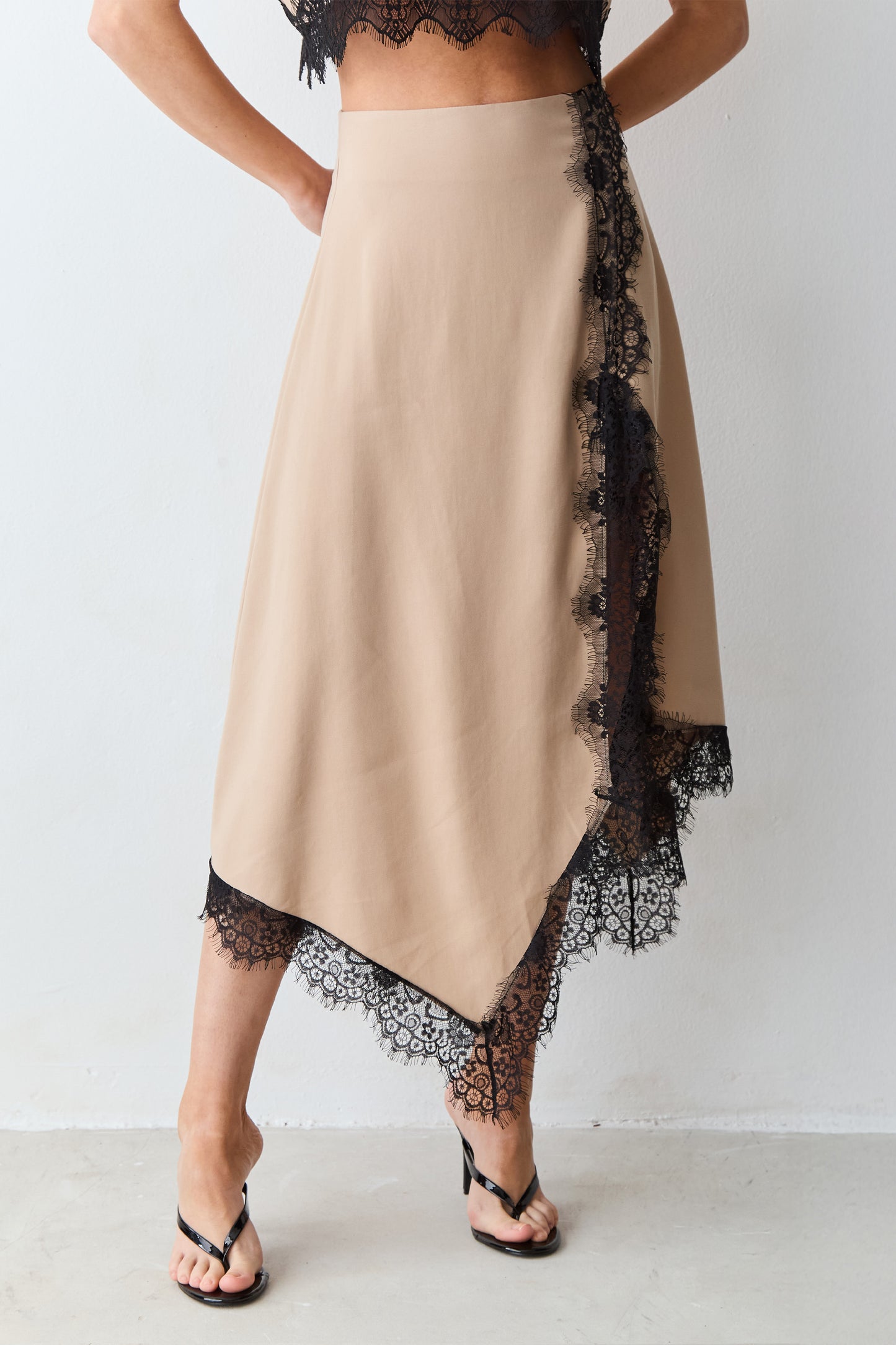 SAIA MIDI COM BARRA E DETALHES EM RENDA KAKI CLARO