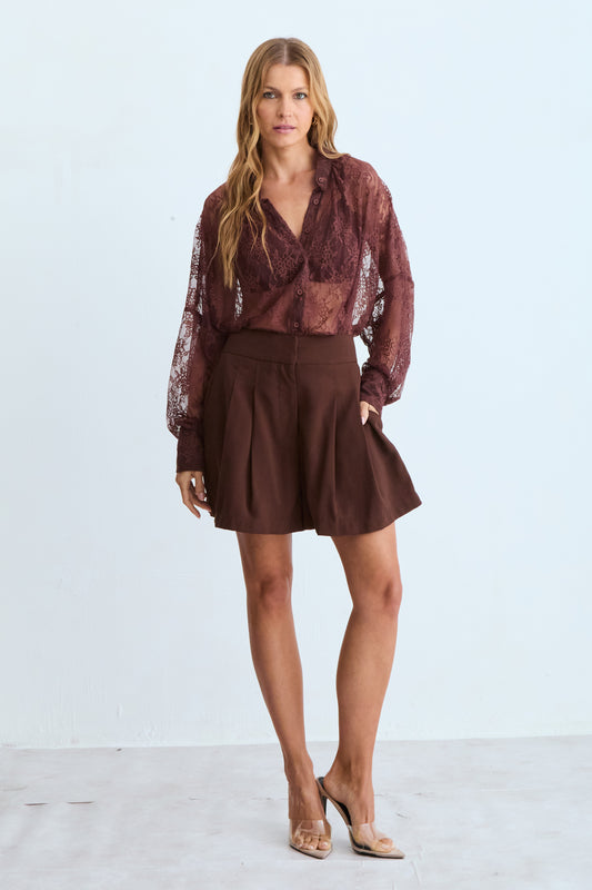 SHORTS CINTURA ALTA ALFAIATARIA COM PREGAS FRONTAL MARROM CACAU