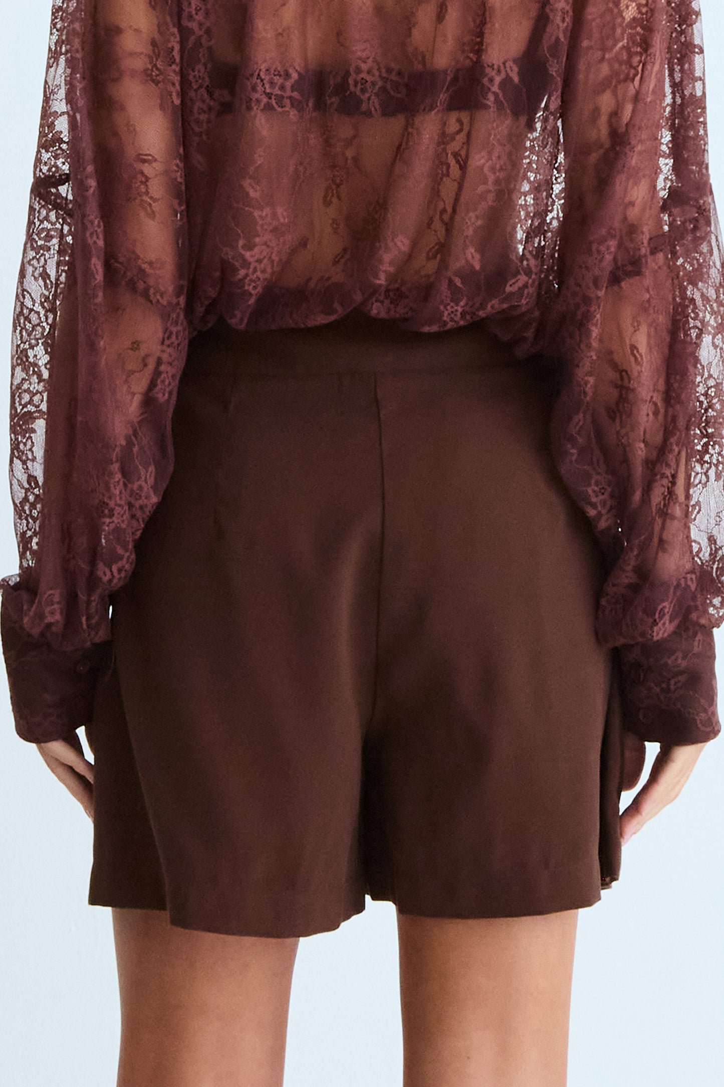 SHORTS CINTURA ALTA ALFAIATARIA COM PREGAS FRONTAL MARROM CACAU