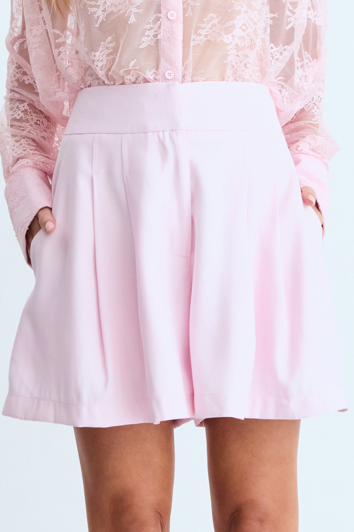 SHORTS CINTURA ALTA ALFAIATARIA COM PREGAS FRONTAL ROSA BEBE
